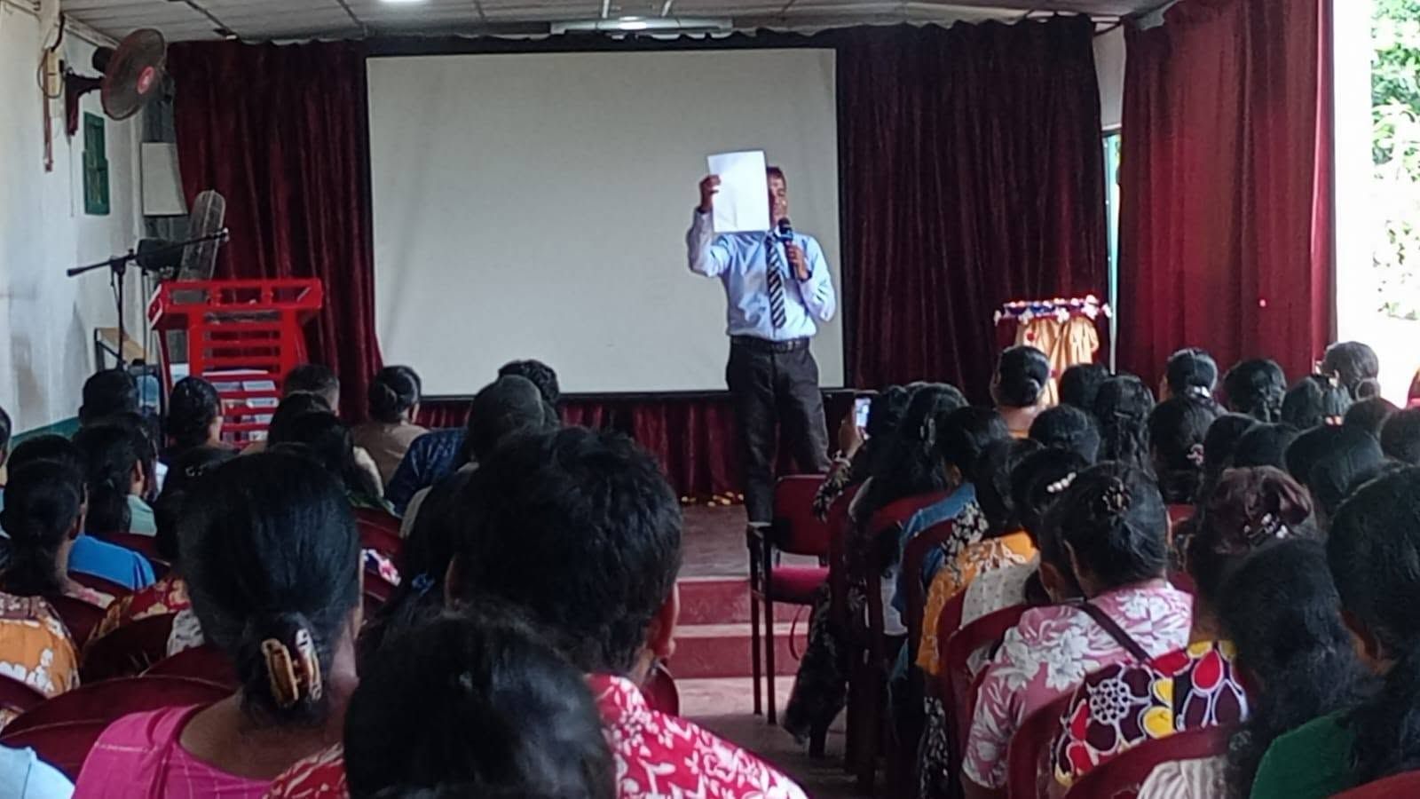 ශිෂ්‍යත්ව විභාගයට දරුවන් සැහැල්ලුවෙන් මුහුණ දෙන්නේ කෙසේද යන්න හා ප්‍රතිඵල ඉහළ නංවා ගැනීම පිළිබඳ දෙමාපිය දැනුවත් කිරීමේ වැඩමුළුව සඳහා  අප විද්‍යාලයට පැමිණි දිස්ත්‍රික් ප්‍රජා සංවර්ධන නිලධාරී W.P.A ධර්මසේන මහතාගේ මෙහෙයවීමෙන් හා දොම්පේ  පොලිස් ස්ථානයේ ළමා හා