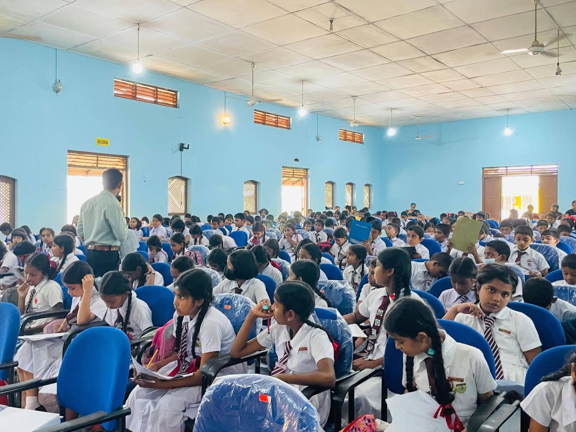Linia Intimo ආයතනයේ පූර්ණ අනුග්‍රාහකත්වයෙන් අප පාසලේ දූ පුතුන්ද ඇතුළත්ව අවට පාසල් වල දූ පුතුන්ගේ සහභාගීත්වයෙන්,ප්‍රවීණ ශිෂ්‍යත්ව දේශක රුමේශ් ජයරත්න ගුරුපියාණන් විසින් දොම්පේ ප්‍රජා ශාලාවේදී පවත්වනු ලැබූ ශිෂ්‍යත්ව අනුමාන ප්‍රශ්න පත්‍ර සම්මන්ත්‍රණය