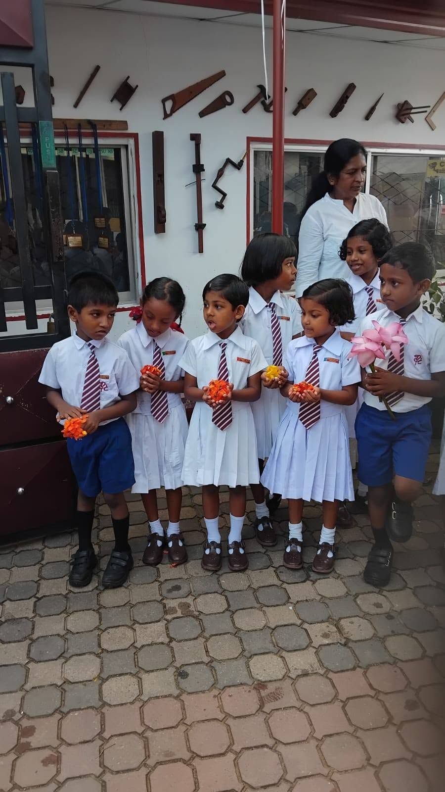 අද දින පළමු ශ්‍රේණියේ දූ පුතුන්ගේ බුද්ධාගම විෂයට සමගාමීව  එම ශ්‍රේණියේ දූ පුතුන් විසින් දියත් කරනු ලැබූ මල් දන්සැල