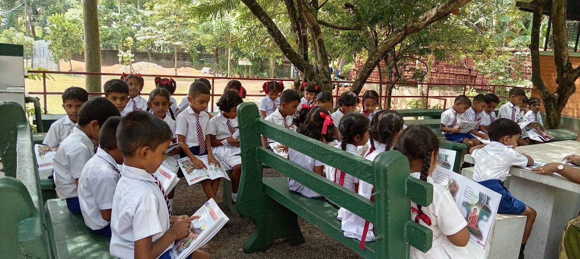 එළිමන් පන්ති කාමරයක සතුට විදිමින් ඉගෙනුම් අවස්ථා ලබාදීම